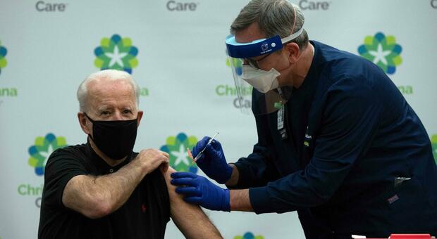 Covid, Joe Biden riceve anche la seconda dose del vaccino Pfizer-BioNTech