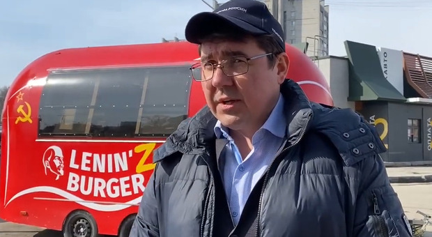 Russia, nasce l'hamburger «LeninZ» per sostenere i rifugiati del Donbass