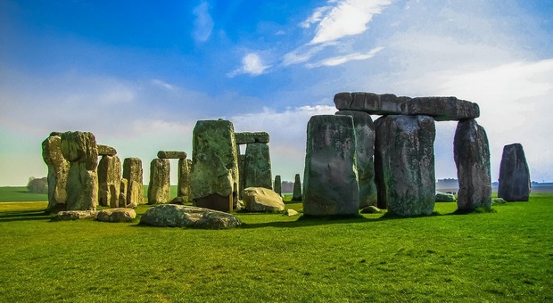 https://statics.cedscdn.it/photos/MED/47/10/8554710_22101256_stonehenge_947348_1280.jpg