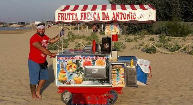 Antonio Sola con il suo carretto di frutta fresca
