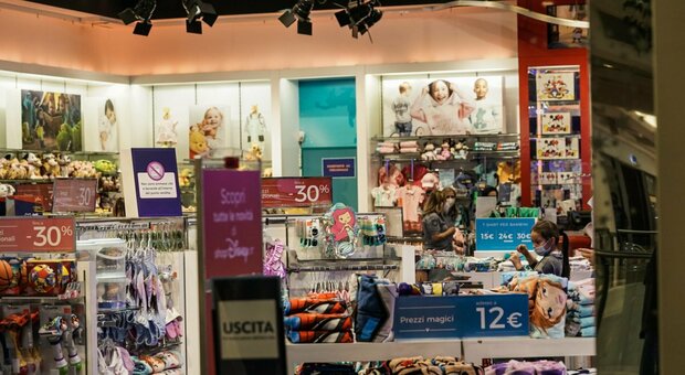 Disney chiude i negozi e punta all' e-commercio: a rischio 230 dipendenti in Italia