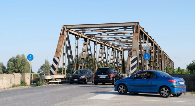 Il ponte fra Boara Pisani e Rovigo, vecchio di oltre 70 anni