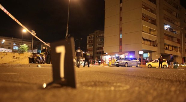 Napoli, nuovo agguato di camorra: ucciso come un boss a 19 anni, ferito l'amico