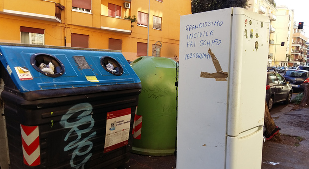 Roma, frigo, materassi, divani abbandonati: ferma in Comune la stangata anti-ingombranti