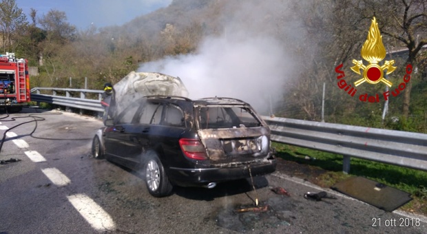 Avellino. Mercedes prende fuoco in autostrada: due bimbi e i genitori salvi in extremis