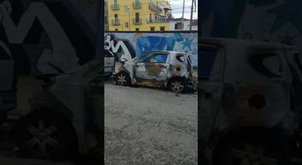 Napoli, auto in fiamme a Bagnoli: «È stato il mio ex compagno»