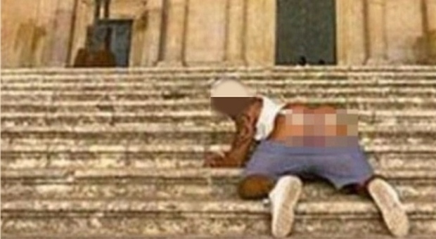 Abbassa i pantaloni e fa vedere i glutei davanti alla cattedrale per la foto social: denunciato