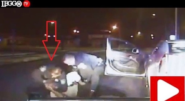 Poliziotto picchia selvaggiamente l'automobilista fermato: licenziato