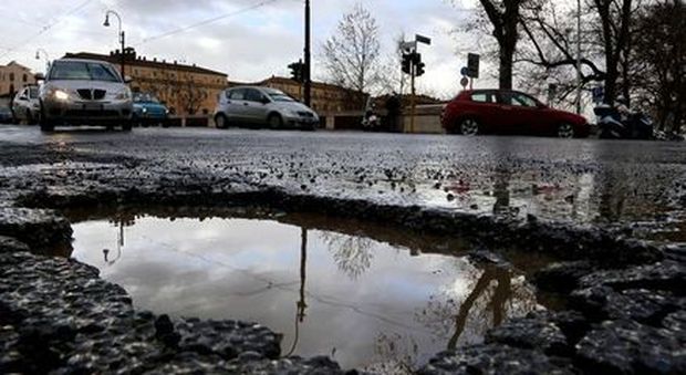 Roma, inciampò in una buca e morì, imprenditore accusato di omicidio colposo: «L'asfalto riparato male»