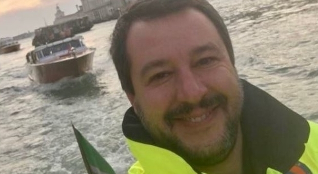Maltempo, Salvini sorridente in un selfie a Venezia e si scatena l'ira social