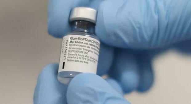 Vaccino in Gran Bretagna, l'Ema: «Procedura è stata un azzardo, se qualcosa non va noi la troveremo»