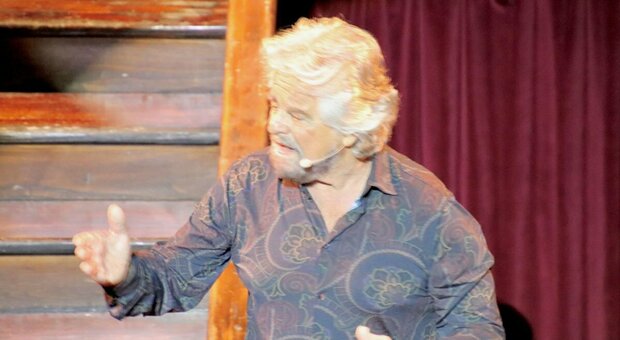Grillo torna a teatro: «Contro mio figlio processo politico». La battuta sui Ferragnez e le frecciatine a Di Maio