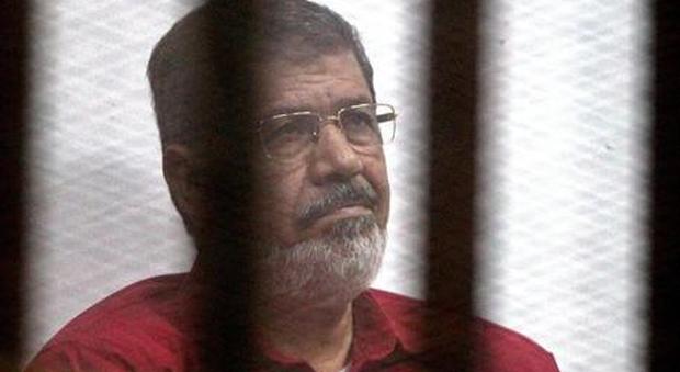 Egitto, Morsi condannato all'ergastolo per spionaggio. In 6 condannati a morte