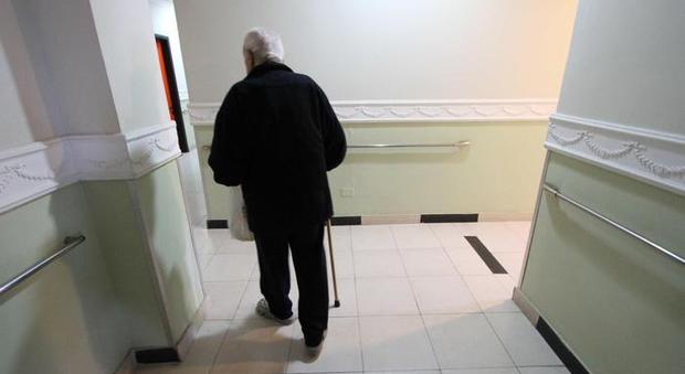 Anziane legate e umiliate in casa-famiglia del Ravennate: due arresti