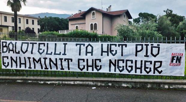 Forza Nuova, striscione choc contro Balotelli in bresciano: «Sei più stupido che nero»
