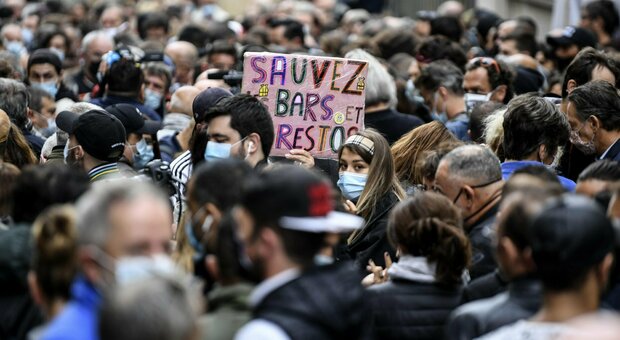 Covid, Marsiglia s'infiamma la protesta contro le nuove restrizioni: «No multe a bar e ristoranti aperti»