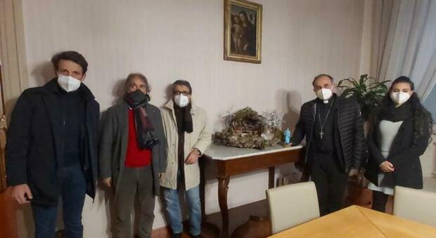 Confartigianato e Coldiretti consegnano una nuova statuina del presepe al Vescovo di Rieti: l’operatrice sanitaria