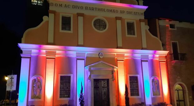 La chiesa di San Bortolo illuminata ogni sera di rossoblù dopo la vittoria dello scudetto del rugby a Rovigo