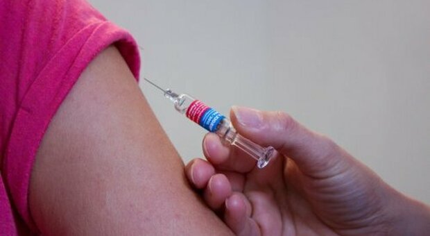Via Zannoni, vaccini consegnati in ritardo: l'ira della gente. Ma nel centro mancano anche tante altre cose