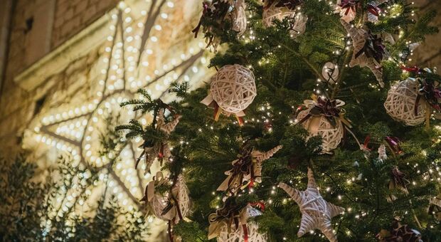 Putignano, anche le decorazioni natalizie sono in cartapesta (con uno sguardo al carnevale)