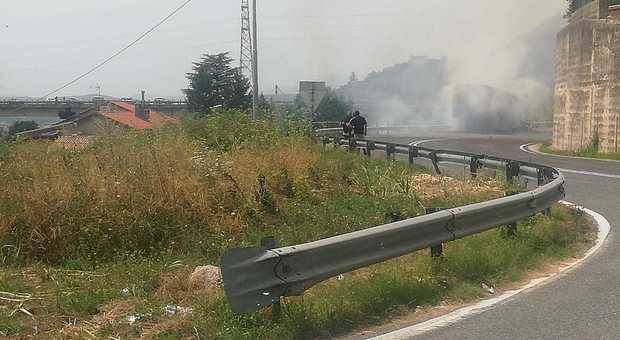 Camion va a fuoco sulla superstrada, paura all'ospedale di Sora