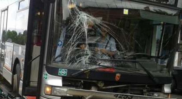 Roma, furgone si schianta contro bus Atac, feriti i conducenti: uno è in codice rosso