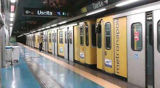 Metropolitana di Napoli, passeggeri a piedi sui binari: linea sospesa per 80 minuti