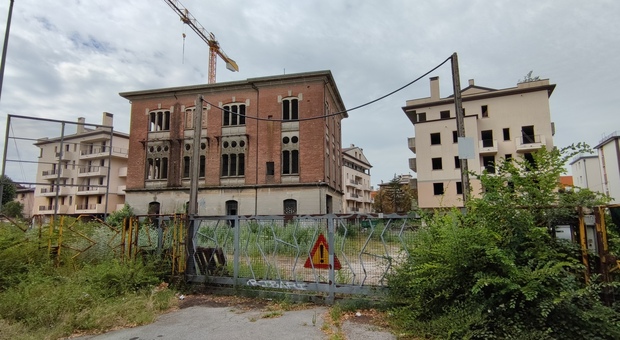 Il nuovo rifugio degli sbandati di Mestre: sono i condomini abbandonati tra via Sansovino e viale San Marco