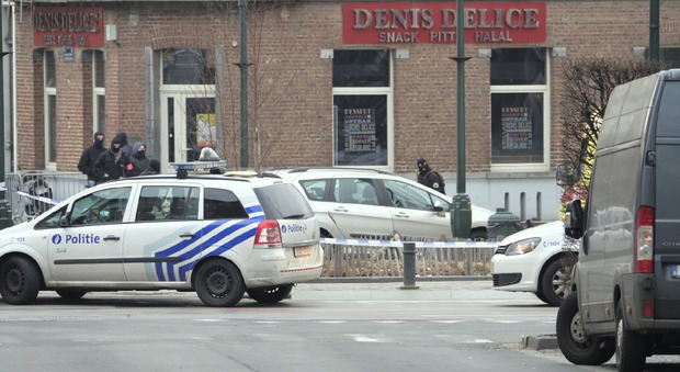 Bruxelles, arrestati due sospetti per la sparatoria e poi rilasciati. Bandiera Isis nel covo