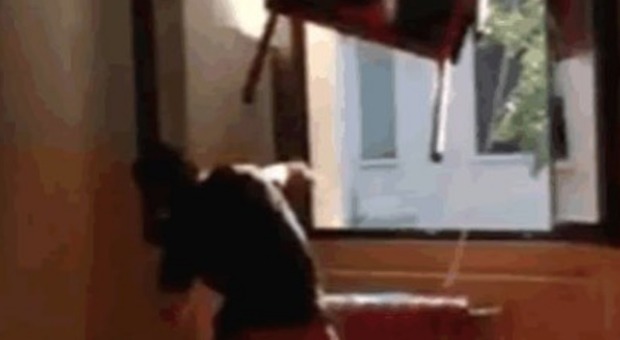 Mantova, studenti lanciano un banco dalla finestra per festeggiare la fine della scuola e pubblicano il video: sospesi