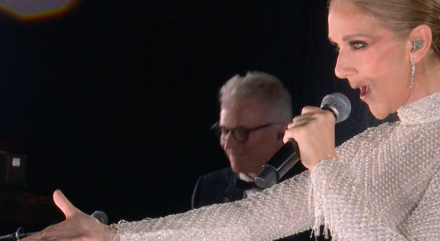 Celine Dion commossa alla cerimonia d'apertura delle Olimpiadi: la cantante torna sul palco dopo 4 anni dalla malattia. Social in fiamme: «Da applausi»