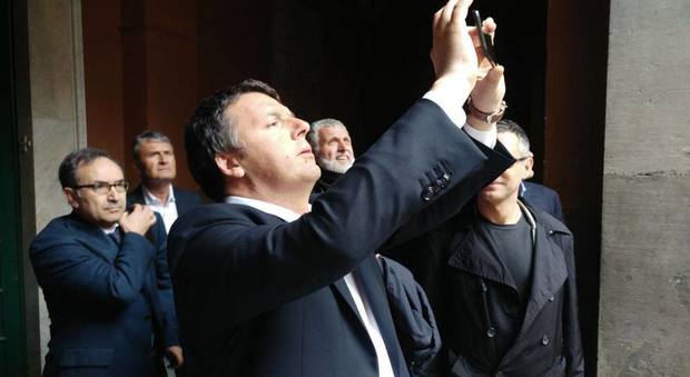 Renzi torna a Napoli, visita le Catacombe «Identità e giovani sono la chiave del riscatto»