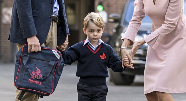 Primo giorno di scuola per George ma lo accompagna solo il papà. Kate a casa con le nausee