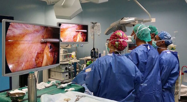 Lecce, operazione chirurgica all'avanguardia per unire esofago e intestino di una bimba
