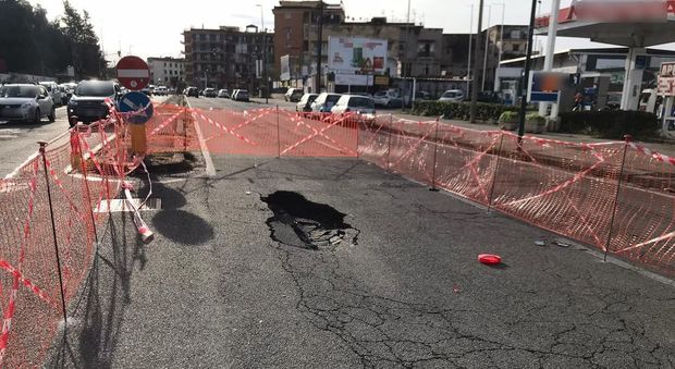 Napoli Est, l'asfalto si sbriciola: voragine e traffico in tilt in via delle Repubbliche Marinare