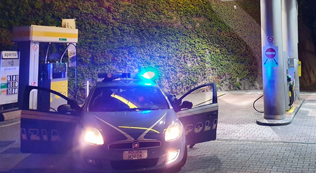 Rapina al distributore di benzina a Giugliano: arrestati due banditi, è caccia al terzo uomo
