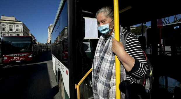 Trasporti, il ministro annuncia: «Controllori sui bus, vigileranno sulle mascherine»