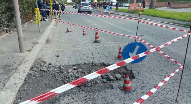 Roma, emergenza buche, dossier del Campidoglio: «Una strada su tre è pericolosa»