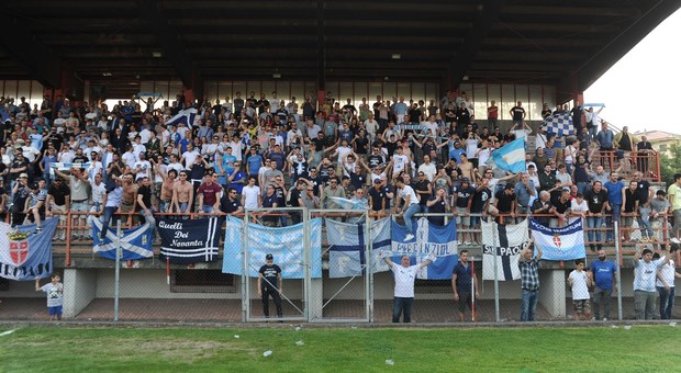 La tribuna dello stadio di Vittorio Veneto gremita dai tifosi del Treviso Calcio durante la finale del Trofeo Veneto