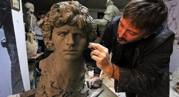 Maradona, una statua in bronzo a Napoli: «Il sogno è vederla a Fuorigrotta»