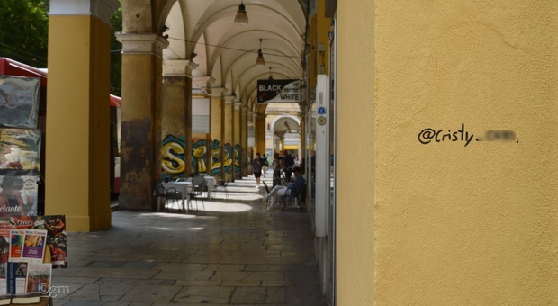 La firma della ragazzina sul muro, in piazza Cavour