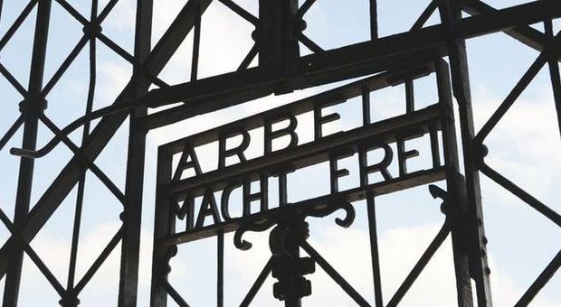 Dachau, rubata dal campo di sterminio la targa nazista "Arbeit Macht Frei", il Lavoro rende liberi