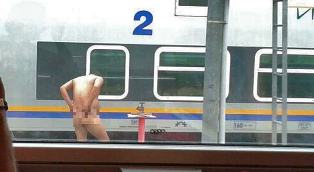 Roma Termini, si fa la doccia nudo al binario 29: senzatetto immortalato dai pendolari