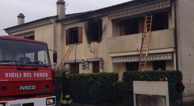 Treviso, incendio in un garage, il fumo invade la casa: due morti soffocati