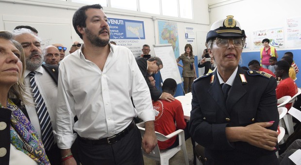 Migranti, ecco il piano di Salvini: tagli all'accoglienza e porti chiusi alle Ong