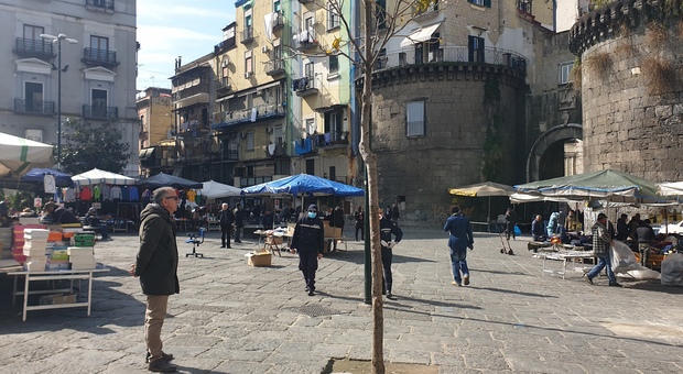 Coronavirus a Napoli, blitz dei vigili sospeso il mercato di Porta Nolana
