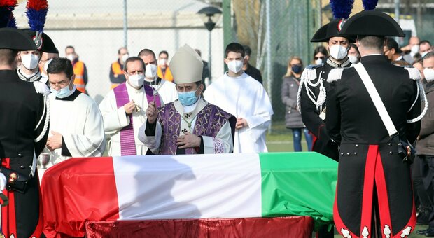 Luca Attanasio, i funerali dell'ambasciatore nella sua Limbiate. L'arcivescovo: «Troppo breve la tua vita»