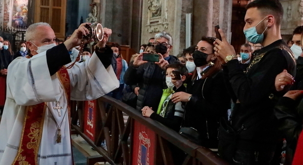 San Gennaro fa il miracolo, Napoli è salva: lo scioglimento del sangue dopo un giorno di preghiere