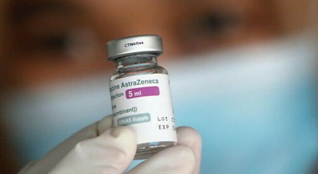 Effetti collaterali vaccino Astrazeneca, ricercatori scoprono la causa della trombosi: «Sappiamo anche come evitarla»