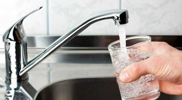 «Bonus a chi beve l'acqua del rubinetto», la proposta in Regione